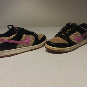 Nike girls size 5y. Hopscotch plaid shoes